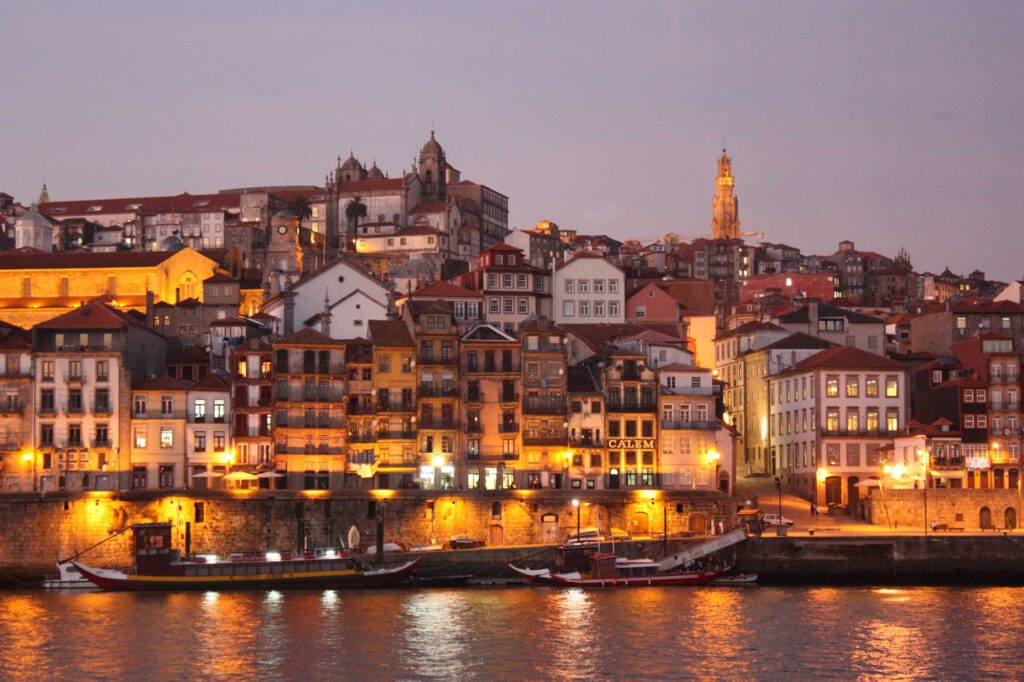 Die teilweise bereits beleuchtete Altstadt von Porto in der Dämmerung